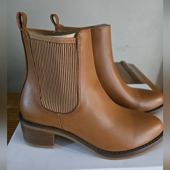 Sonoma Shoes - Sonoma Tan Ankle Boots with Elastic Side Panels Size 8
